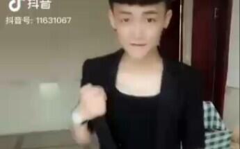 抖音精神小伙男网红吃瓜,精神小伙抖音网红大揭秘！”